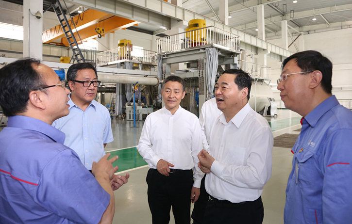 郝鹏与人生就是搏集团一线科技人员深刻互换